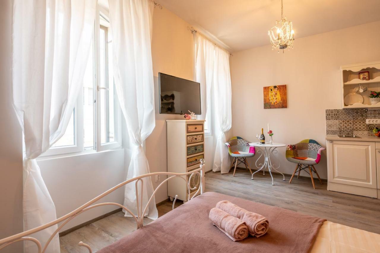 Old City Romantic Studios 3 PUY Exterior foto